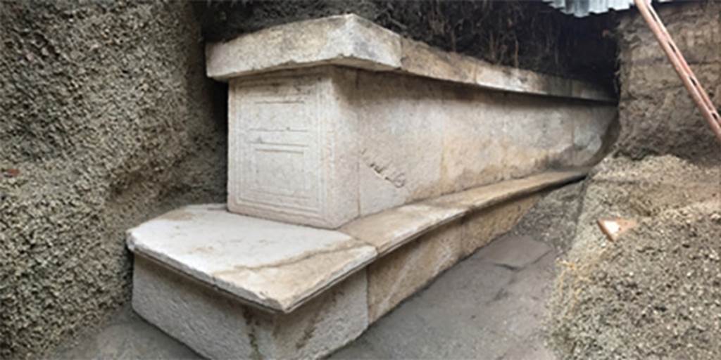 SG6 Pompeii. North side during excavation with tufa blocks underneath.
Photograph © Parco Archeologico di Pompei.