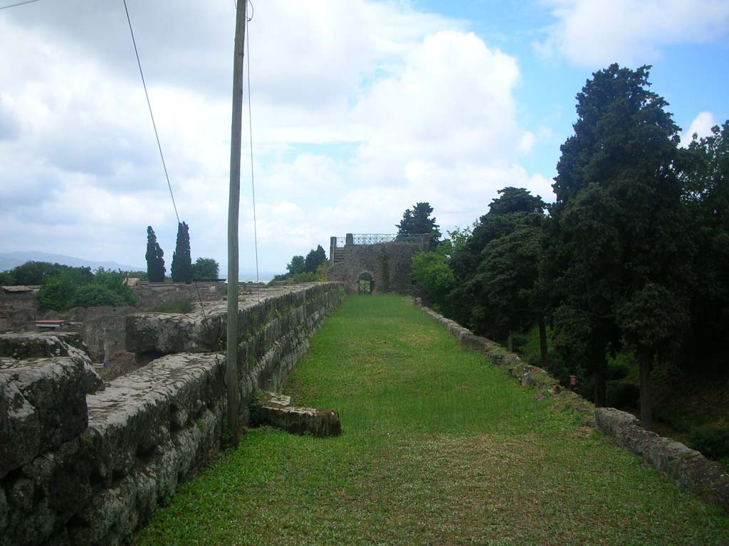 Tower X, Pompeii. May 2010. Looking west along wall-walk towards Tower XI. Photo courtesy of Ivo van der Graaff.