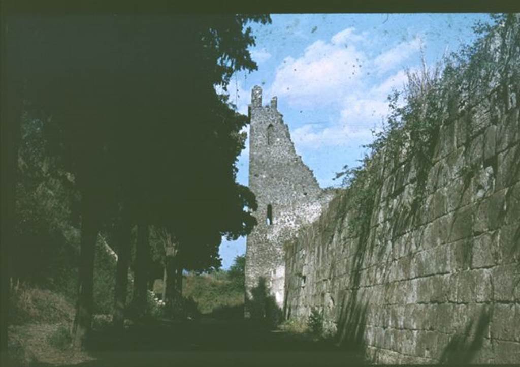 Tower X, Pompeii. Looking along the city walls towards the west side of the tower. Photographed 1970-79 by Günther Einhorn, picture courtesy of his son Ralf Einhorn.