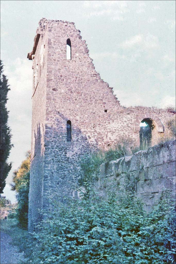 Tower X, Pompeii. June 1962. Looking east towards the west side of the tower.
Photo by Brian Philp: Pictorial Colour Slides, forwarded by Peter Woods
(P43.3 POMPEII Defensive tower on city wall)