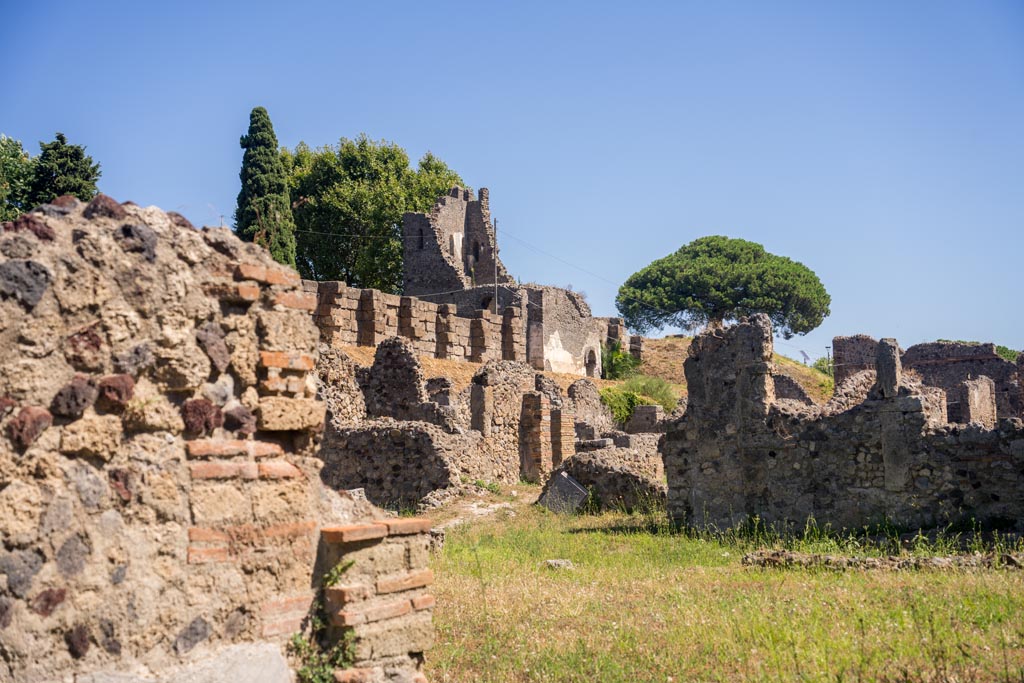 Tower X, Pompeii. August 2023. 
Looking north-east from Vicolo del Fauno towards Tower, with VI.11, centre and right. Photo courtesy of Johannes Eber.