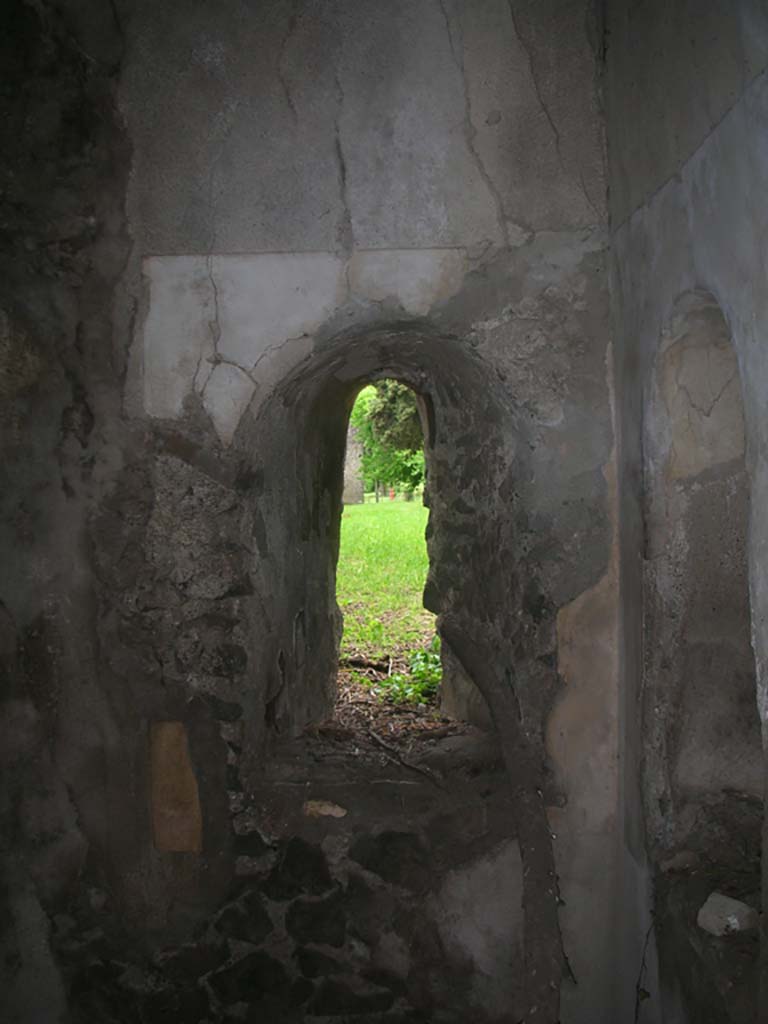 Tower X, Pompeii. May 2010.
Arrow slit window in north-west corner on west wall. Photo courtesy of Ivo van der Graaff.