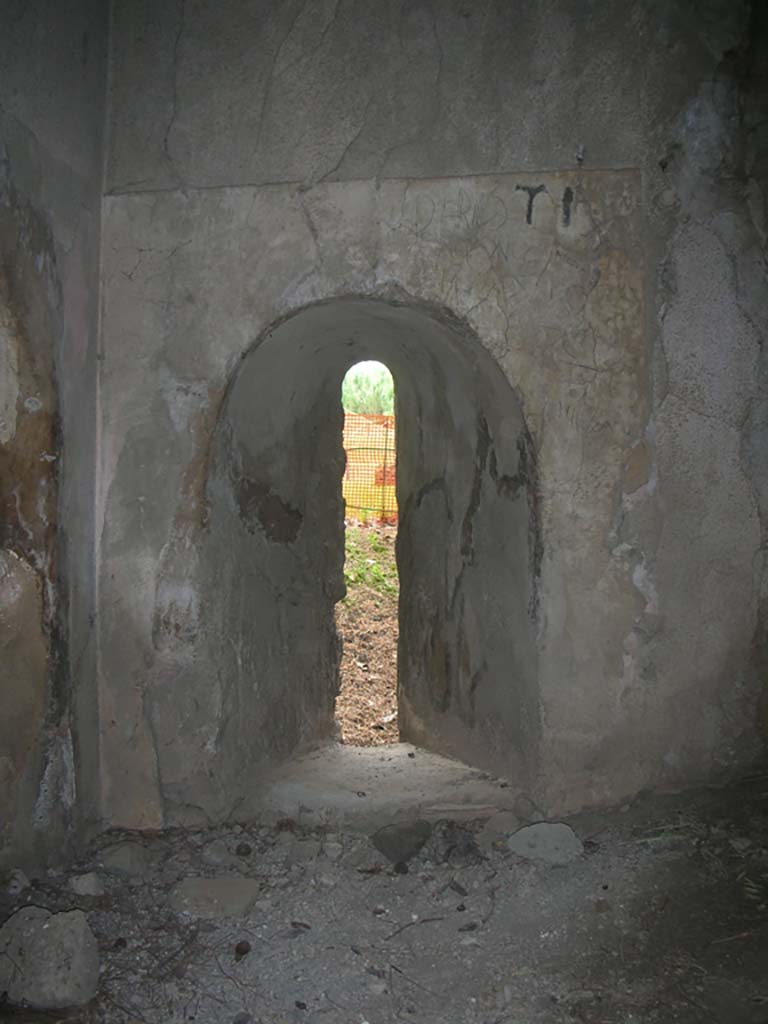 Tower X, Pompeii. May 2010. 
Arrow slit window above postern gate in east wall in north-east corner of lower floor. Photo courtesy of Ivo van der Graaff.