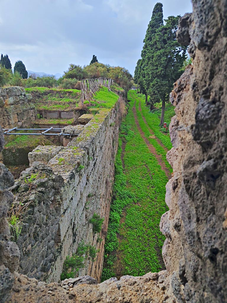 Tower XI, Pompeii. November 2023. 
Looking west through window in north-west corner of middle floor room. Photo courtesy of Giuseppe Ciaramella.