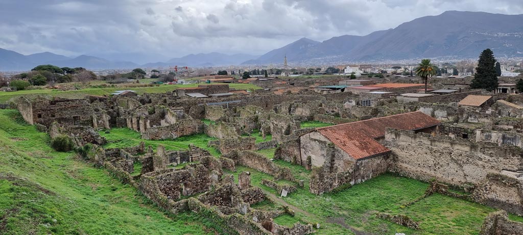 T11 Pompeii. Tower XI. January 2023. 
Looking south-east from Tower XI towards modern Pompeii, across VI.9, VI.11 and towards VI.15. Photo courtesy of Miriam Colomer