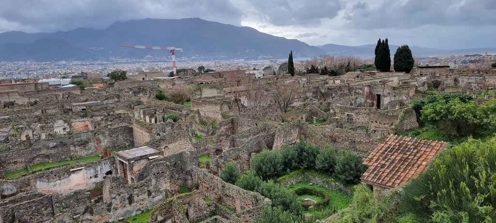 T11 Pompeii. Tower XI. January 2023. 
Looking south-west from Tower XI towards Sorrentine peninsula, with garden pond of VI.7.23, lower centre right. 
Photo courtesy of Miriam Colomer.