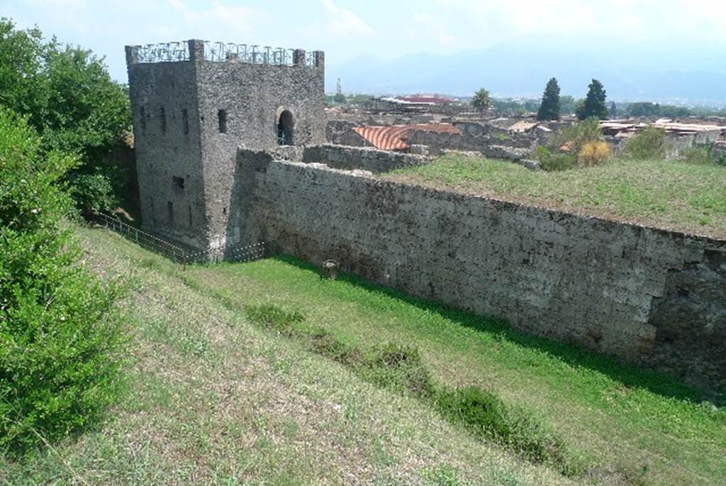 T11 Pompeii. Tower XI. July 2010. Walls and tower, looking south-east towards north and west sides. Photo courtesy of Michael Binns.