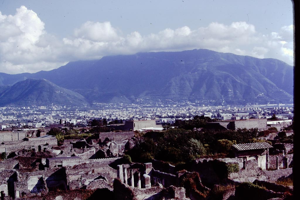 T11 Pompeii. Tower XI. 1978. Looking south-west. Photo by Stanley A. Jashemski.   
Source: The Wilhelmina and Stanley A. Jashemski archive in the University of Maryland Library, Special Collections (See collection page) and made available under the Creative Commons Attribution-Non-Commercial License v.4. See Licence and use details.
J78f0201
