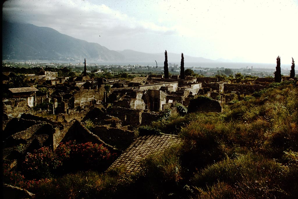 Via di Mercurio. 1959. 
Looking south (west side) across VI.7 from Tower XI, towards the Sorrentine Peninsula. Photo by Stanley A. Jashemski.
Source: The Wilhelmina and Stanley A. Jashemski archive in the University of Maryland Library, Special Collections (See collection page) and made available under the Creative Commons Attribution-Non-Commercial License v.4. See Licence and use details.
J59f0584
