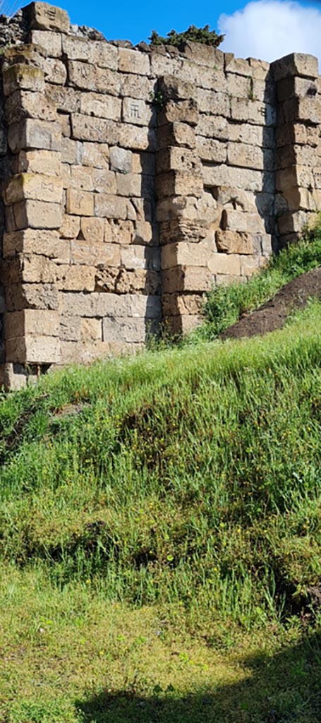 Tower XI and Town Walls at end of Via di Mercurio, Pompeii. April 2022. 
Detail of interior of Town Wall on east side of Tower. Photo courtesy of Giuseppe Ciaramella.