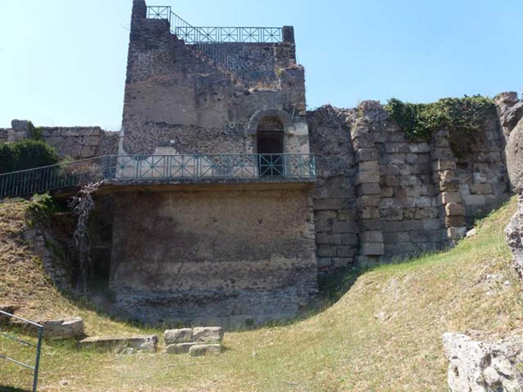 T11 Pompeii. June 2012. Tower XI, south side at end of Via Mercurio. Photo courtesy of Michael Binns.
See Notizie degli Scavi, 1943, (p.275-294), 
for article entitled “Isolation of the wall between Porta Vesuvius and Herculaneum Gate.”
(Isolamento della cinta murale fra Porta Vesuvio e Porta Ercolano).