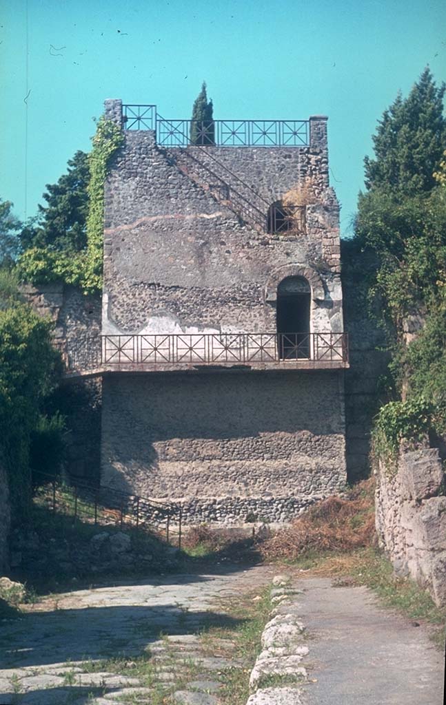 T11 Pompeii. Tower XI at the north end of Via Mercurio.
Photographed 1970-79 by Günther Einhorn, picture courtesy of his son Ralf Einhorn.