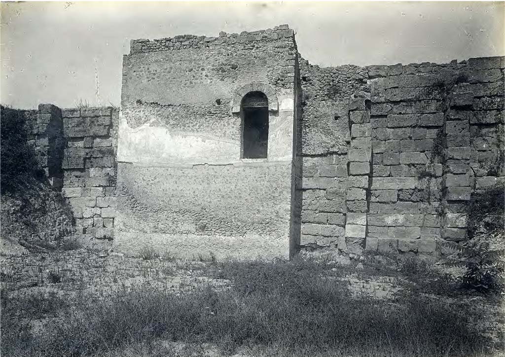 T11 Pompeii. Tower XI. 1890-1900. Tower south side.
Photo by Peter Paul Mackey (1851-1935) courtesy of British School at Rome Digital Collections.
See https://digitalcollections.bsr.ac.uk/islandora/object/MACKEY:1501