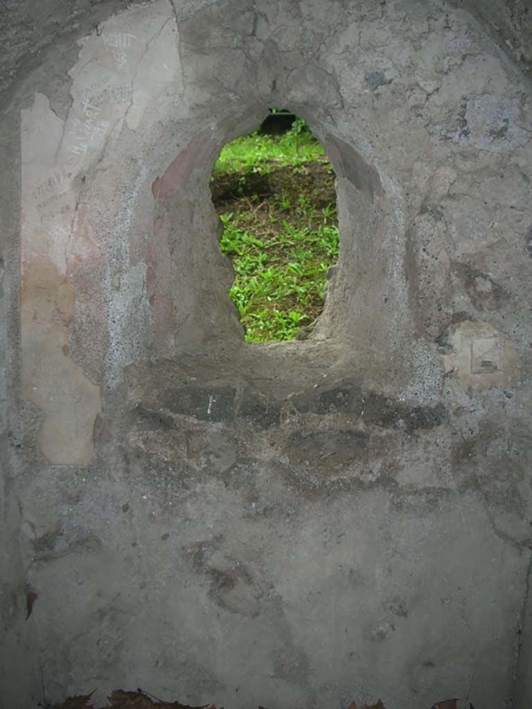 Tower XI, Pompeii. May 2010. 
Detail of arrow slit window in north wall near postern. Photo courtesy of Ivo van der Graaff.