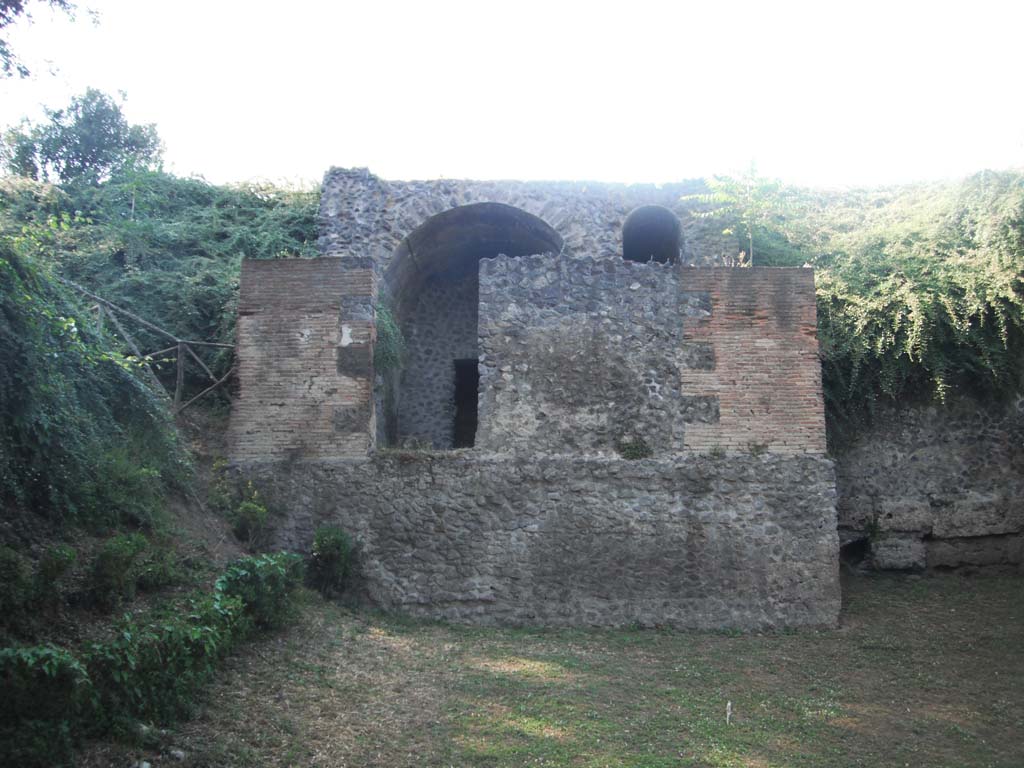 Tower II Pompeii, on south side of City. May 2011. Looking north. Photo courtesy of Ivo van der Graaff.
According to Van der Graaf –
“Tower II viewed from below.
Note that the terrain around the tower has been lowered significantly since antiquity. 
One can access the postern only on the left by walking on unexcavated volcanic material. 
The small vault on the right was covered with a stairway leading to the second floor.”
See Van der Graaf, I. (2018). The Fortifications of Pompeii and Ancient Italy. Routledge,  (see Figure 3.14, on p.75)