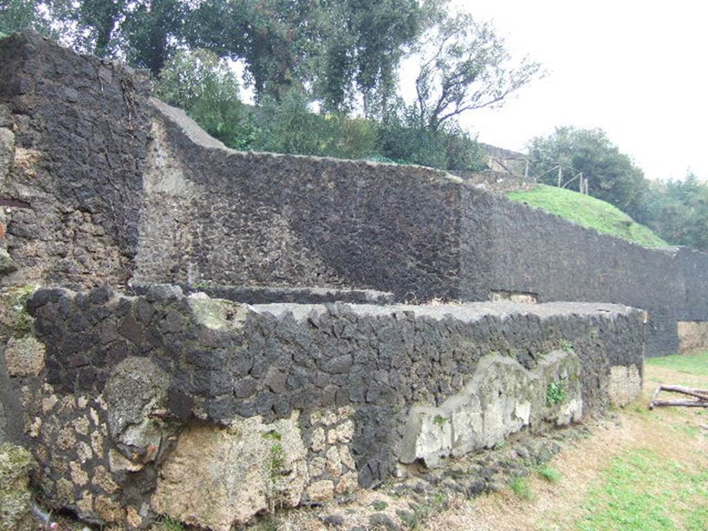 T4 Pompeii. Tower IV. December 2005. Looking north-east across front south wall of Tower, with Amphitheatre above.