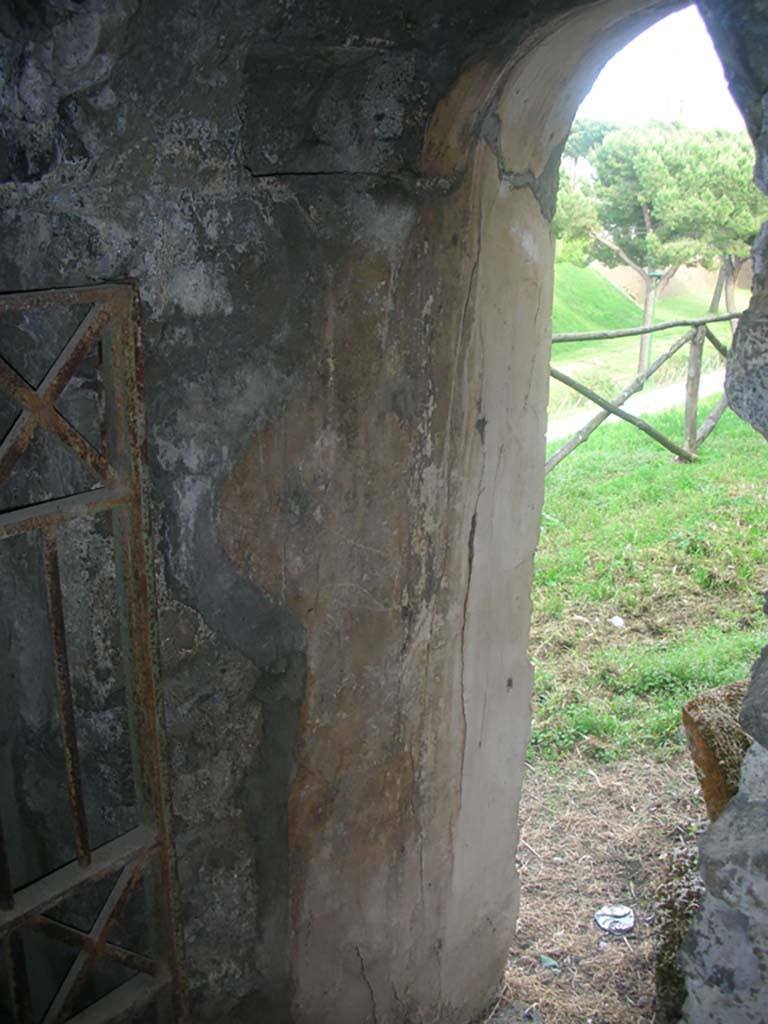Tower VI, May 2010. Interior of east side of doorway. Photo courtesy of Ivo van der Graaff.
