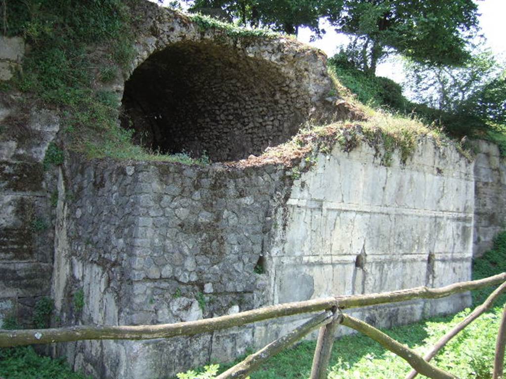 T8 Pompeii. Tower VIII. May 2006. North wall of tower, from east end.
According to Van der Graaf – in the centre and west side of the north wall are modified arrow slits.