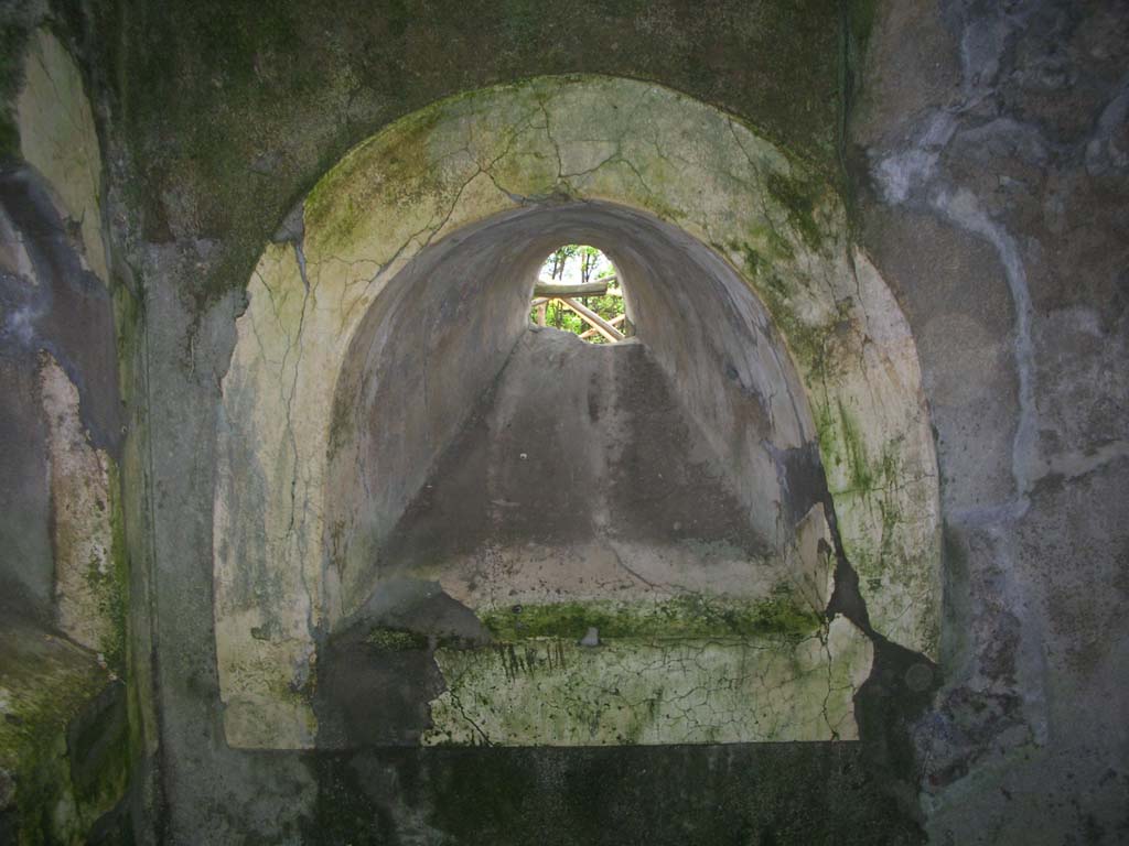 Tower VIII, Pompeii. May 2010. 
Detail of modified arrow slit/window on north side of stairway, in north wall at west end. Photo courtesy of Ivo van der Graaff.