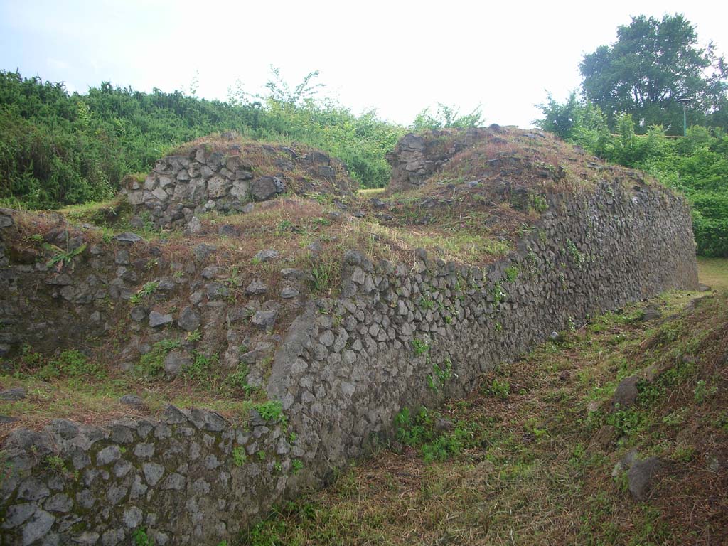 Tower IX, Pompeii. May 2010. Looking west along north wall. Photo courtesy of Ivo van der Graaff.
According to Van der Graaff –
“Despite these uncertainties, the majority of the opus incertum tracts surviving in the city walls probably represent post-siege repairs related to the battle and its immediate aftermath. …………………….. The remains at Tower IX point to a large post-Social War reconstruction effort, including the full reconstruction of the building and 20 metres of adjacent western curtain wall.” (Note 20).
See Van der Graaf, I. (2018). The Fortifications of Pompeii and Ancient Italy. Routledge, (p.114 and Note 20).