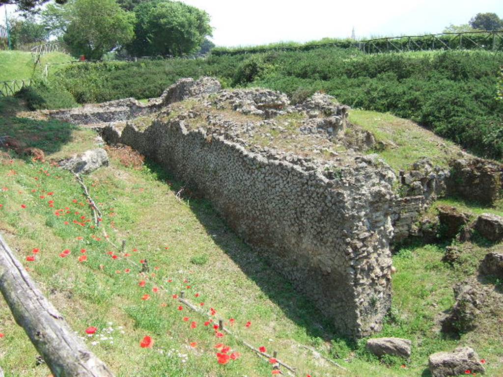Tower IX, Pompeii. May 2006. Looking south-east from west side. 
According to Van der Graaff –
“Despite these uncertainties, the majority of the opus incertum tracts surviving in the city walls probably represent post-siege repairs related to the battle and its immediate aftermath. …………………….. The remains at Tower IX point to a large post-Social War reconstruction effort, including the full reconstruction of the building and 20 metres of adjacent western curtain wall.” (Note 20).
See Van der Graaf, I. (2018). The Fortifications of Pompeii and Ancient Italy. Routledge, (p.114 and Note 20).