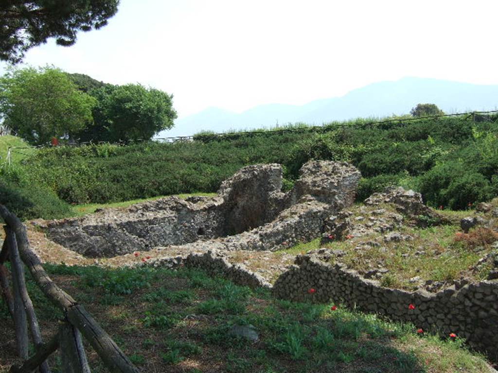 T9 Pompeii. Tower IX. May 2006. Looking south-east towards tower.