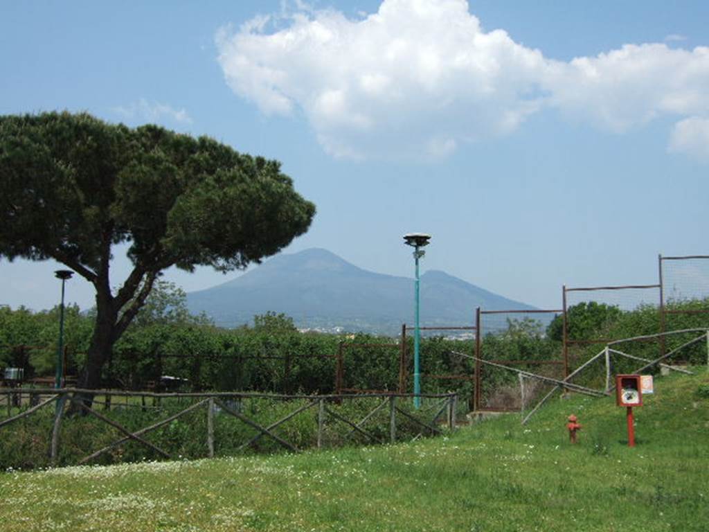 T9 Pompeii. May 2006. Tower IX, looking north towards Vesuvius.