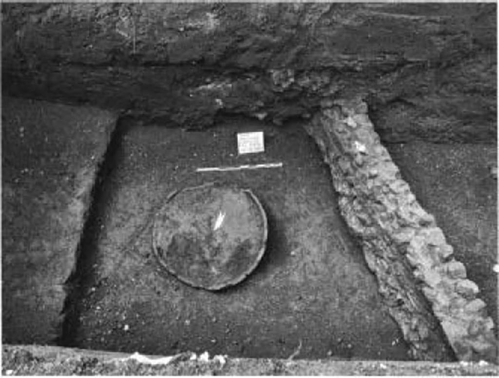 Gragnano. Via dei Sepolcri. 2008. Remains of villa rustica. First trench where the lower part of an underground dolium was found.
Resti della villa rustica. Primo saggio dove è stata trovata la parte inferiore di un dolium sotterraneo.
Vedi/See Bonifacio G., Ufficio Scavi di Stabia Notiziario 2008, in Rivista di Studi Pompeiani, 20, 2009, p. 158, fig. 3.
