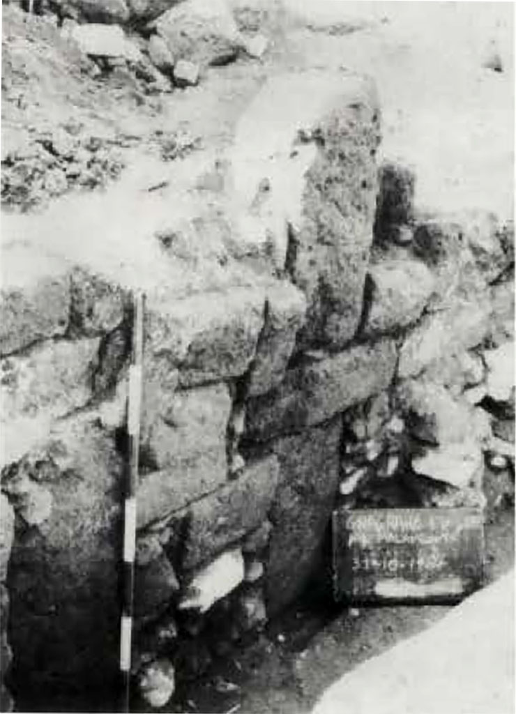 Gragnano proprietà Malafronte. 1984. Fig. 7. Particolare del muro 1 in opera a telaio.
Gragnano proprietà Malafronte. 1984. Fig. 7. Detail of the wall 1 in opera a telaio.
Vedi/See Miniero P., Di Giovanni V., Gasperetti, G. Insediamenti di età repubblicana nell' ager Stabianus in Rivista di Studi Pompeiani V, 1991-2, p. 25 fig. 7.