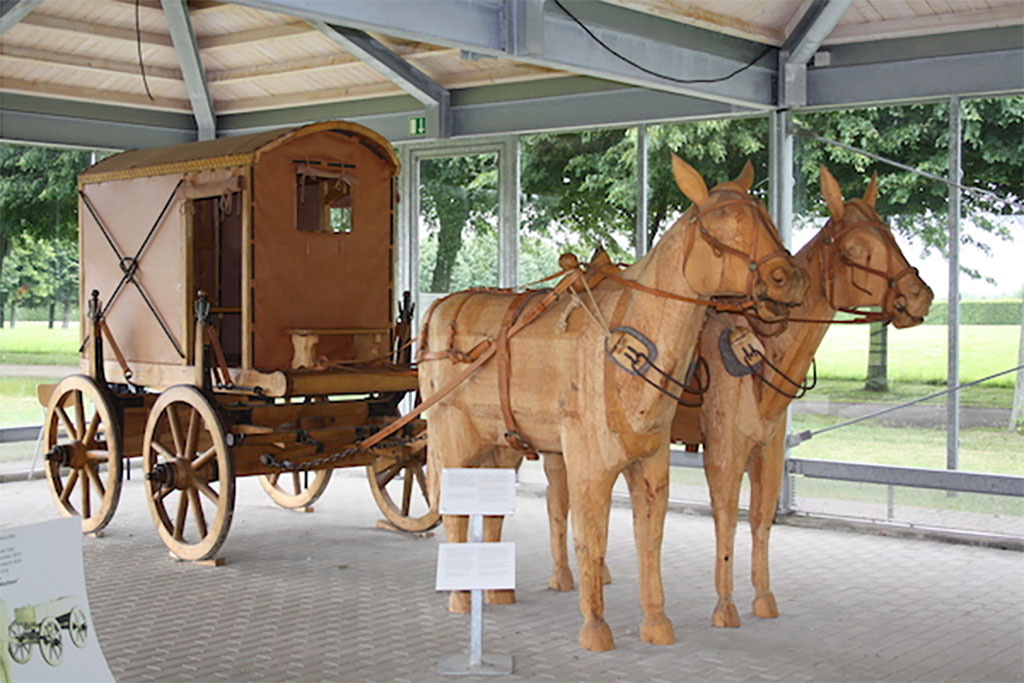 Ricostruzione di un esempio di carruca dormitoria (non proveniente da questa villa) nel Römisch-Germanische-Museum di Colonia. 
Si tratta della ricostruzione di una carrozza da viaggio romana, a volte utilizzata per i viaggi notturni o più lunghi (da qui il nome di "dormitoria", vagone letto).
La carrozzeria è appesa a cinghie di cuoio, separate dalla struttura inferiore, per ammortizzare i passeggeri quando si viaggia su strade accidentate. Le pareti sono in pelle e il tetto in pelle è ricurvo.
Nell’ultimo periodo repubblicano, per i Romani più facoltosi il concetto di viaggio registrò una evoluzione. Molti usavano raggiungere i propri fondi rurali, le ville di campagna con azienda agricola, per controllarne l’andamento e soggiornarvi. Il viaggio poteva essere lungo, estendersi fino alla Campania. Da qui l’esigenza di un “veicolo” che consentisse di effettuare tappe e di fermarsi per dormire.