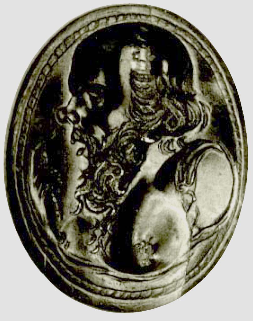 Villa Rustica, Casa di Miri. Villa del Filosofo. Foto della corniola che impreziosiva l’anello rinvenuto nella villa cui ha dato il nome.
Riportiamo la descrizione del Pannuti: “Il personaggio, probabilmente un filosofo o un oratore è di profilo verso sinistra; il busto è nudo ma con un po’ di panneggi sulla spalla sinistra
e sotto il petto. L’indice destro è levato in alto; le altre dita stringono forse uno stilo, cornice ovale riempita a tratteggio, colore arancio vivo, anello in oro vecchio, fulgido in controluce.
Lavoro di buon livello tecnico, modellato plastico”.
Photo of the carnelian that embellished the ring found in the villa to which it gave its name.
Pannuti's describes: "The person, probably a philosopher or an orator, is in profile towards the left; the bust is naked but with a little drapery on the left shoulder and under the chest. The right index finger is raised; the other fingers are perhaps holding a stylus, oval frame filled in with hatching, bright orange colour, ring in old gold, shining against the light.
Work of good technical level, modelled in relief".
See Di Massa G., Il Territorio di Gragnano nell’antichità e l’Ager Stabianus, p. 40.