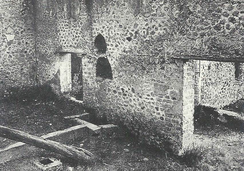 Boscoreale, Villa della Pisanella. Torcularium. Early 19th Century view of the premixing basin and the mouth of the cistern.
The treasure was hidden in the cistern intended for the collection of the must during the pressing.
See Guzzo, P. (A cura di), 2006. Argenti a Pompei. Milano, Electa, p. 183.