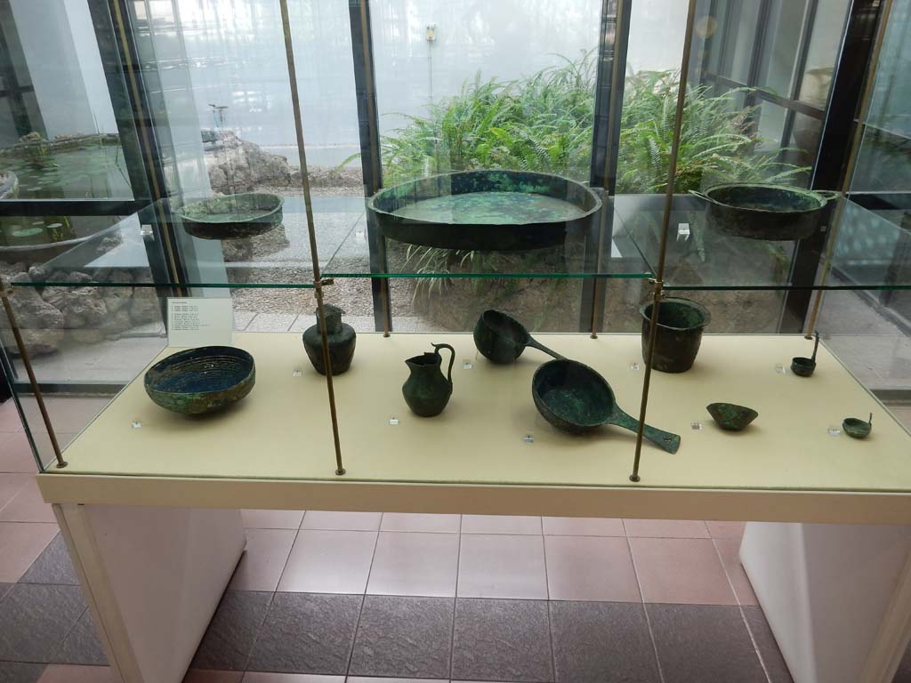 Villa della Pisanella, Boscoreale. May 2018. 12 bronze items found in the villa. 
Now in Boscoreale Antiquarium. Photo courtesy of Buzz Ferebee.