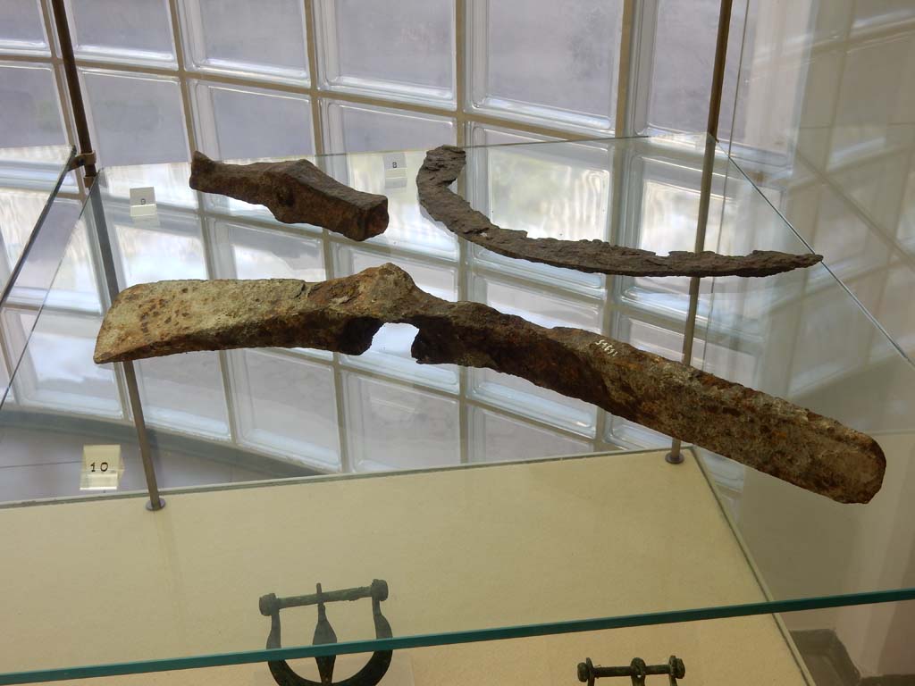 Villa della Pisanella, Boscoreale. May 2018. Boscoreale Antiquarium. Attrezzi di ferro. Iron tools.
8: Falce. Scythe.
9: Martello. Hammer.
10: Accetto. Hatchet.
Photo courtesy of Buzz Ferebee.