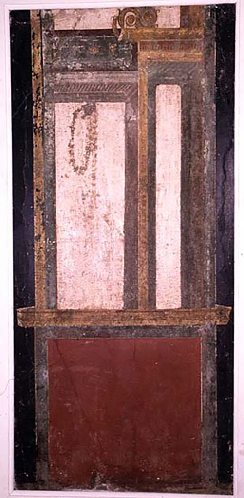 Villa della Pisanella, Boscoreale. Fresco fragment. Possibly from triclinium Pasqui F, Mau N.
Panel with architectural design very similar to No. 24651, except that the arrangement of the buildings is reversed.
Photo © Field Museum of Natural History - CC BY-NC.
Now in the Field Museum, inventory number 24656. See in Field Museum
