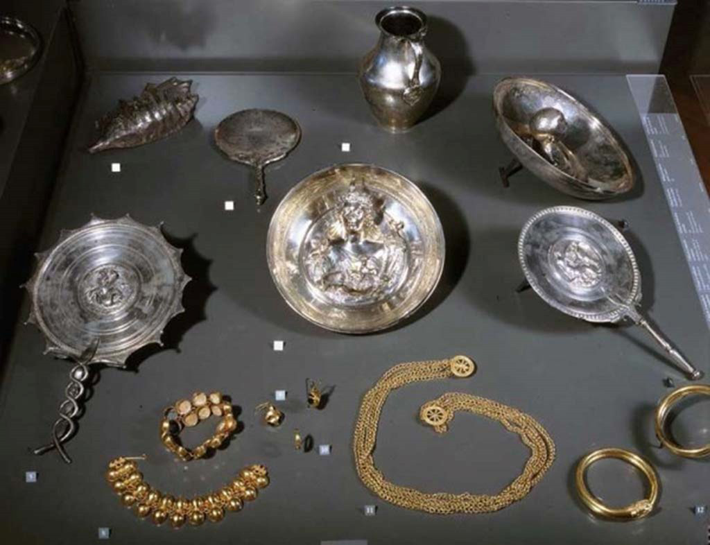 Villa della Pisanella, Boscoreale. A part of the Boscoreale treasure.
See Elisabetta Cardone. Boscoreale: tesori archeologici e villa della Pisanella. https://www.vesuviolive.it/
