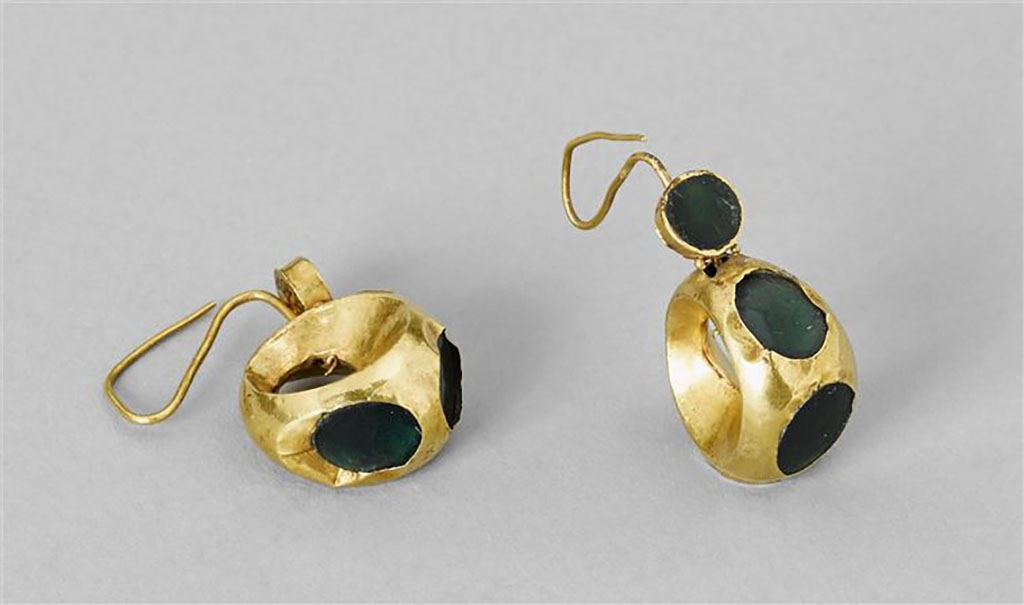 Villa della Pisanella, Boscoreale. Boscoreale Treasure. Pair of gold earrings.
Paire de boucles d'oreille.
Now in the Louvre, inventory numbers BJ408 and BJ409.
Photo © RMN-Grand Palais (musée du Louvre) / Tony Querrec.