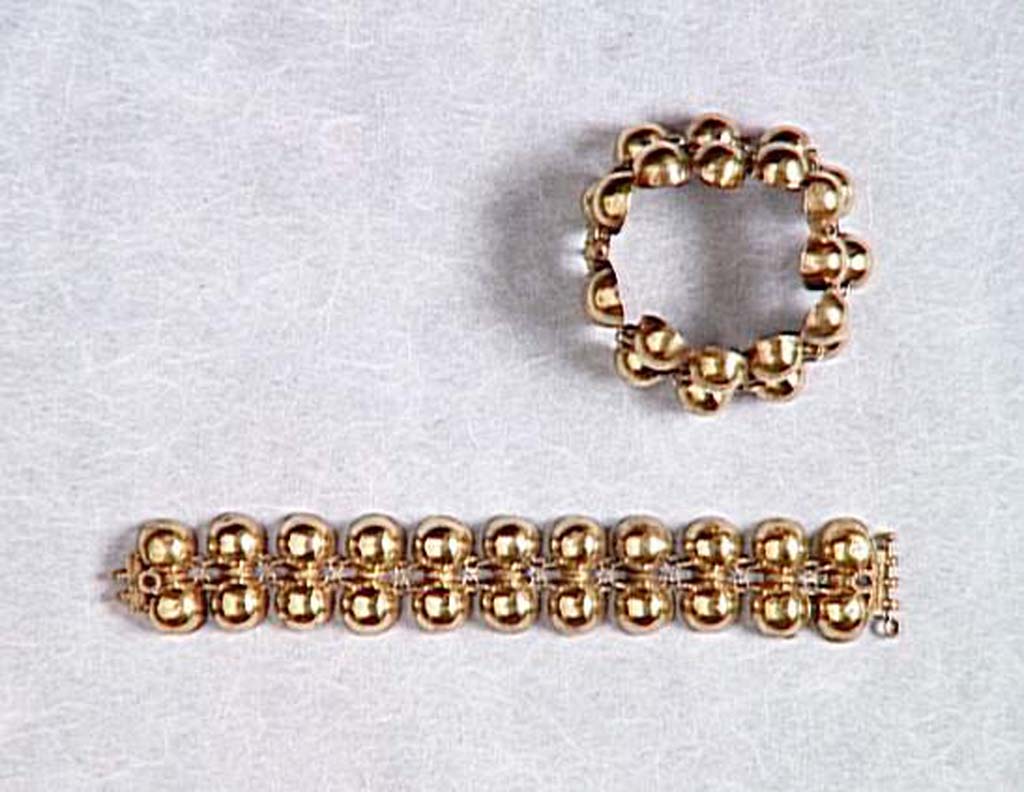 Villa della Pisanella, Boscoreale. Boscoreale Treasure. Pair of gold bracelets. Each bracelet consists of eleven pairs of hollow half-spheres separated by a twist. Closing with a clasp.
Paire de bracelets. Chaque bracelet est formé de onze paires de demi-sphères creuses séparées par une torsade. Fermeture à clavette.
Now in the Louvre, inventory numbers BJ990 BJ991. 
Photo © RMN-Grand Palais (musée du Louvre)/Hervé Lewandowski.