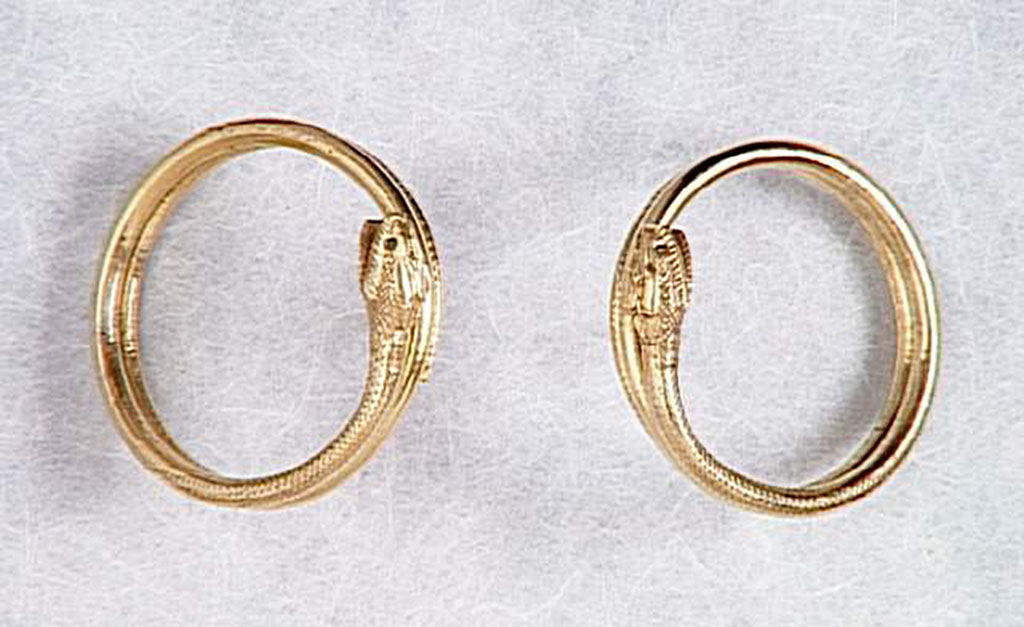 Villa della Pisanella, Boscoreale. Boscoreale Treasure. Pair of gold coiled snake bracelets.
Trésor de Boscoreale. Paire de bracelets de serpent enroulés, en or. 
Now in the Louvre, inventory numbers BJ976 and BJ977.
Photo © RMN-Grand Palais (musée du Louvre)/Les frères Chuzeville.