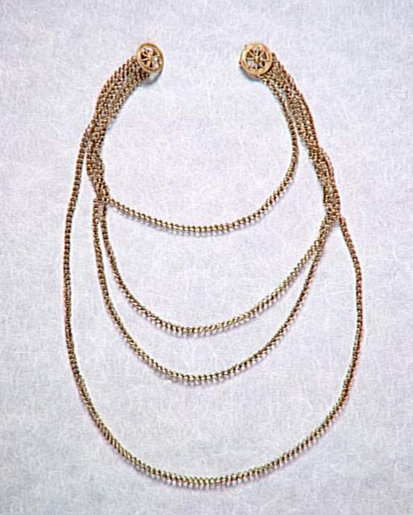 Villa della Pisanella, Boscoreale. Gold double chain. Eight-spoke wheels allowed the chain to be fixed on your shoulders.
Chaîne-baudrier (double chaîne). Des rouelles à huit rais devaient permettre de fixer la chaîne sur les épaules.
Now in the Louvre, inventory number BJ495. Photo © RMN-Grand Palais (musée du Louvre)/Hervé Lewandowski.
See De Villefosse H., 1899. L'argenterie et bijoux d'or du trésor de Boscoreale description des pièces conservées au Musée du Louvre: Monuments et Memories 5 1899 with supplement 1902, p. 264, fig. 56.