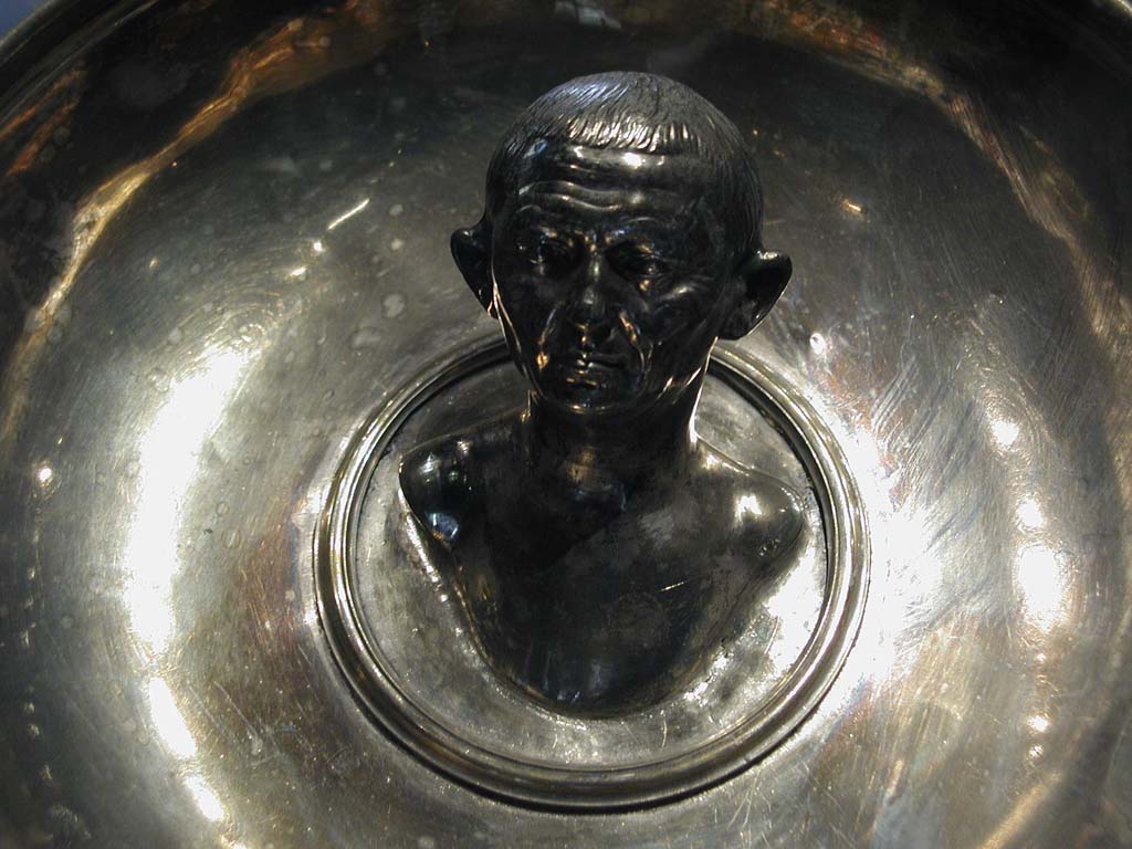 Villa della Pisanella, Boscoreale. Boscoreale silver. Cup with emblema. Bust of elderly man. 
Coupe à emblema. Buste d'homme âgé.
Now in the Louvre, inventory number BJ1970.