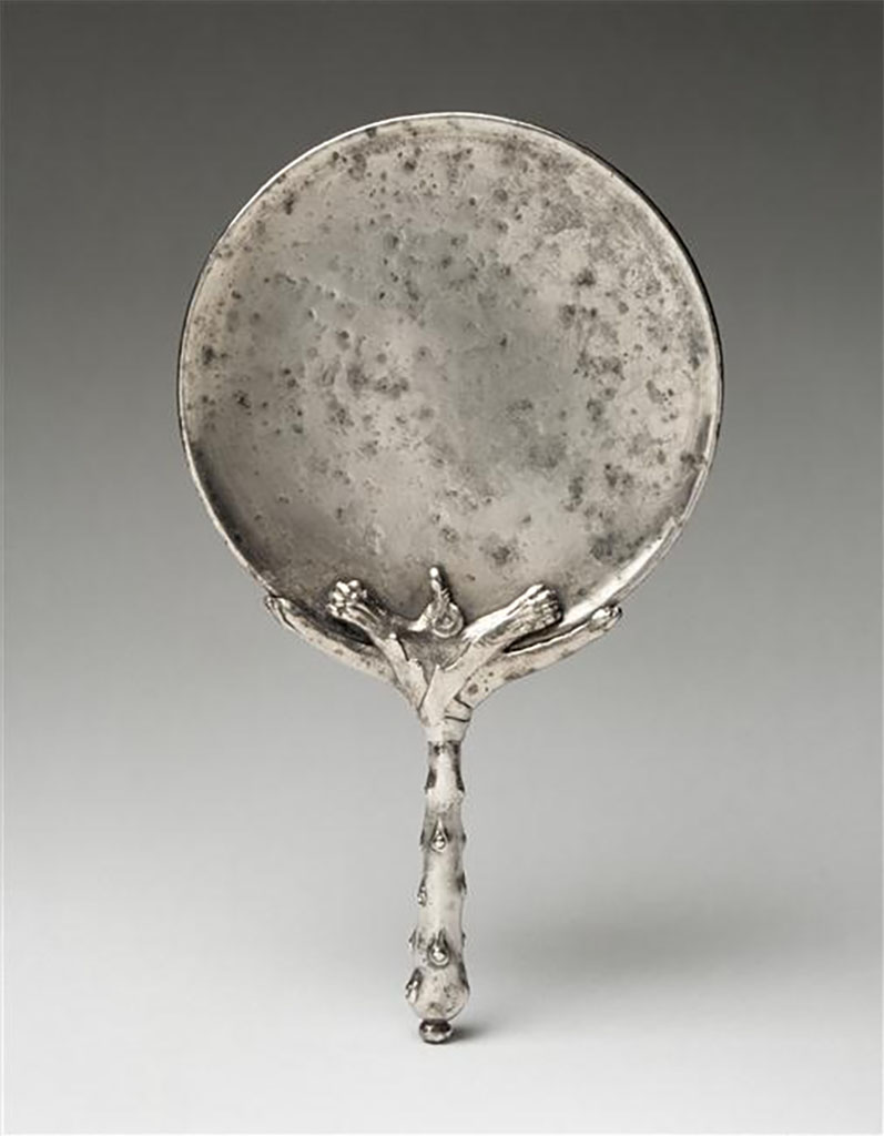 Villa della Pisanella, Boscoreale. A club handled mirror.
Handle attached to the mirror by a lion's skin. Polished disc.
Miroir à manche en forme de massue.
Manche rattaché au miroir par une peau de lion. Disque poli.
Now in the Louvre, inventory number BJ2160. 
Photo © RMN-Grand Palais (musée du Louvre)/Hervé Lewandowski.