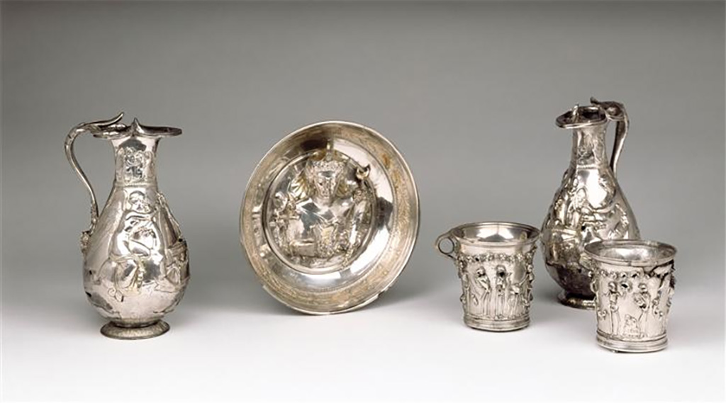 Villa della Pisanella, Boscoreale. Boscoreale treasure: ewers, cups with skeletons, cup. 
Louvre inventory numbers  BJ1898, BJ1969, BJ1923, BJ1924, BJ1899.
Trésor de Boscoreale : aiguières, gobelets aux squelettes, coupe. 
Numéros d'inventaire du Louvre BJ1898, BJ1969, BJ1923, BJ1924, BJ1899.
Photo (C) RMN-Grand Palais (musée du Louvre) / Hervé Lewandowski.