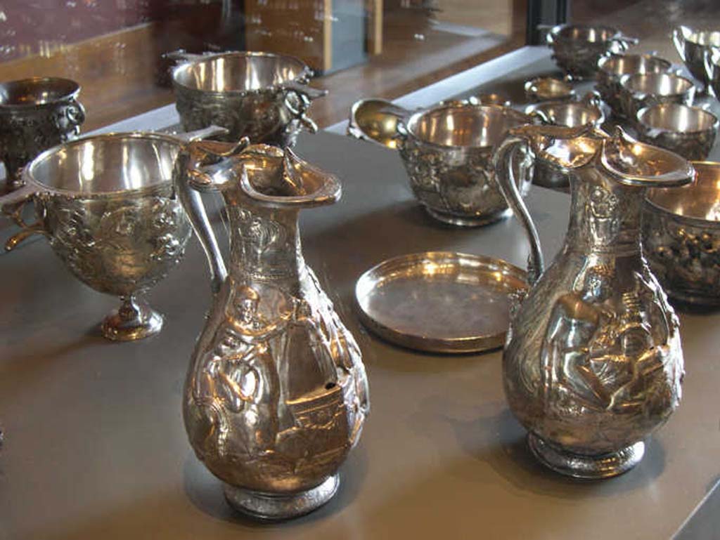 Villa della Pisanella, Boscoreale. Boscoreale Treasure. Two ewers, silver wine vases with repousse decoration and traces of gilding. 
Height about 25 cm. 
Deux aiguières du trésor de Boscoreale - Vase à vin en argent décors repoussé, traces de dorure. Hauteur environ 25 cm.
Now in the Louvre, inventory number BJ 1898.