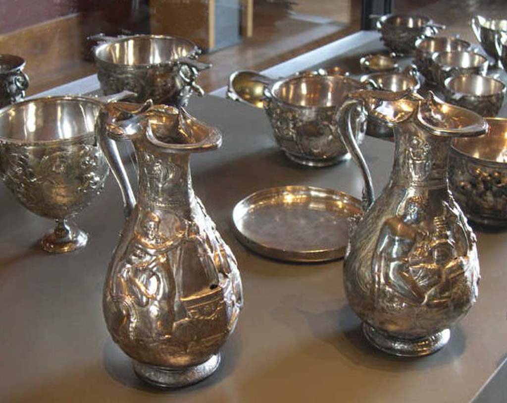 Villa della Pisanella, Boscoreale. Boscoreale Treasure. Ewer, silver wine vase with repousse decoration and traces of gilding. 
Height about 25 cm. In the centre an altar bearing the Palladium.
Sur le col : deux génies ailés abreuvant des griffons. Sur la panse : une victoire sacrifie un cerf, l'autre sur un bélier, offre de l'encens et un rameau d'olivier : Au centre un autel portant le Palladion.