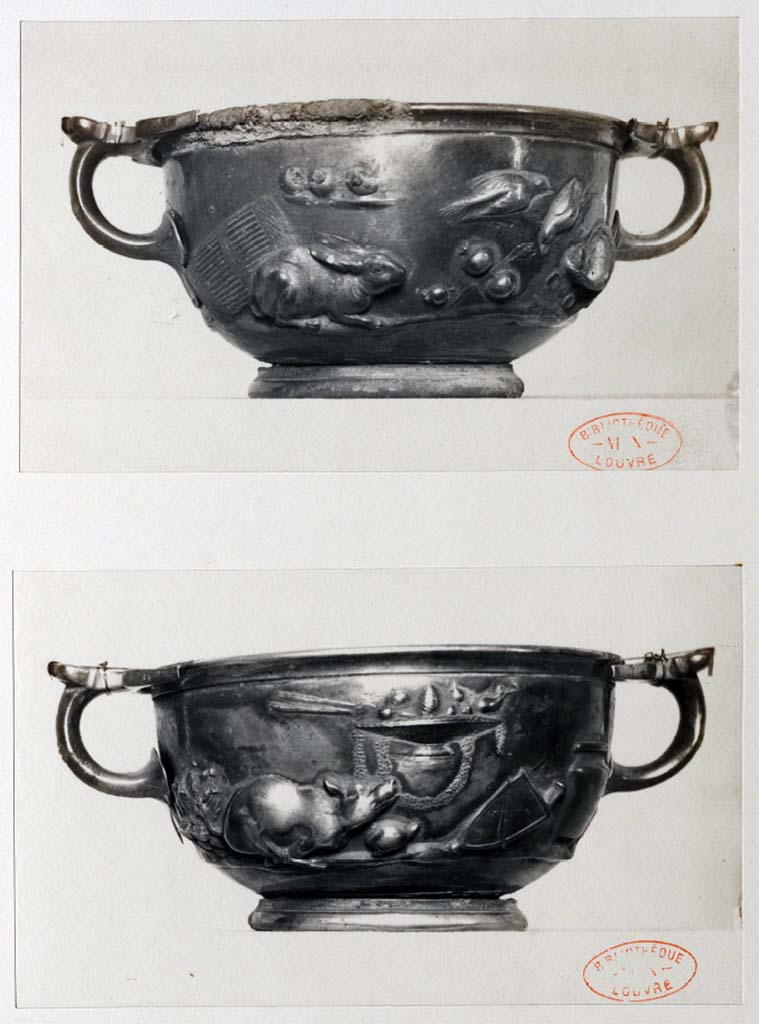 Villa della Pisanella, Boscoreale. Bowl decorated with hospitality gifts, with the name of Sabeinos.
Side 1. Hare, mushrooms, pomegranates, thrushes, basket.
Side 2. Suckling pig, turtle, wicker basket, knife sheath, pot.
Ecuelle décorée de présents d'hospitalité, avec le nom de Sabeinos.
Côté 1. Lièvre, champignons, grenades, grives, panier.
Côté 2. Cochon de lait, tortue, corbeille d'osier, gaine à couteaux, marmite.
Voir/see Gervais-Courtellemont, Jules, 1895. Trésor de Boscoreale : Album de 17 planches. L'Institut national d'histoire de l'art (INHA), Pl. 15.
Document placé sous « Licence Ouverte / Open Licence » Etalab 
Voir/See De Villefosse H., 1899. L'argenterie et bijoux d'or du trésor de Boscoreale description des pièces conservées au Musée du Louvre: Monuments et Memories 5 1899 with supplement 1902, pl. XVI.