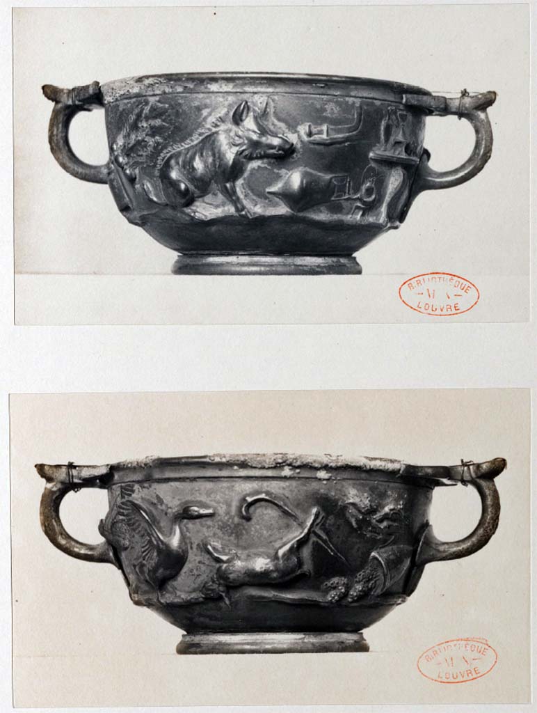 Villa della Pisanella, Boscoreale. Bowl decorated with hospitality gifts, with the name of Sabeinos.
Side 1. Beets, wild boar, amphora, knife, table laden with silverware.
Side 2. Shrimps, goose, dead hare, thrushes, basket of grapes.
Ecuelle décorée de présents d'hospitalité, avec le nom de Sabeinos.
Côté 1. Raves, sanglier, amphore, couteau, table chargée d'argenterie.
Côté 2. Crevettes, oie, lièvre mort, grives, hottée de raisins.
Voir/see Gervais-Courtellemont, Jules, 1895. Trésor de Boscoreale : Album de 17 planches. L'Institut national d'histoire de l'art (INHA), Pl. 16.
Document placé sous « Licence Ouverte / Open Licence » Etalab 
Voir/See De Villefosse H., 1899. L'argenterie et bijoux d'or du trésor de Boscoreale description des pièces conservées au Musée du Louvre: Monuments et Memories 5 1899 with supplement 1902, pl. XV.