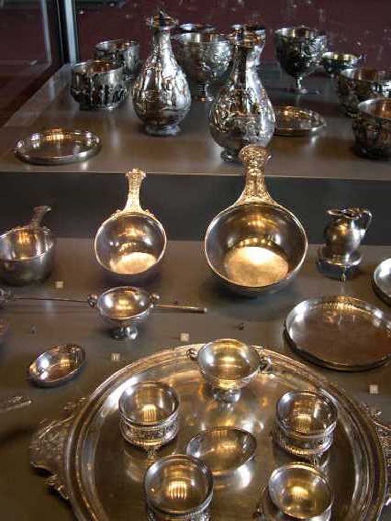 Villa della Pisanella, Boscoreale. Part of the Silver Treasure. On the silver tray are three silver salt cellars with tripod feet.
Sur le plateau d'argent sont trois salières d'argent avec des pieds trépieds.
Louvre inventory numbers BJ1953 (Plat), BJ1998, BJ1999, BJ2000 (Salieres).