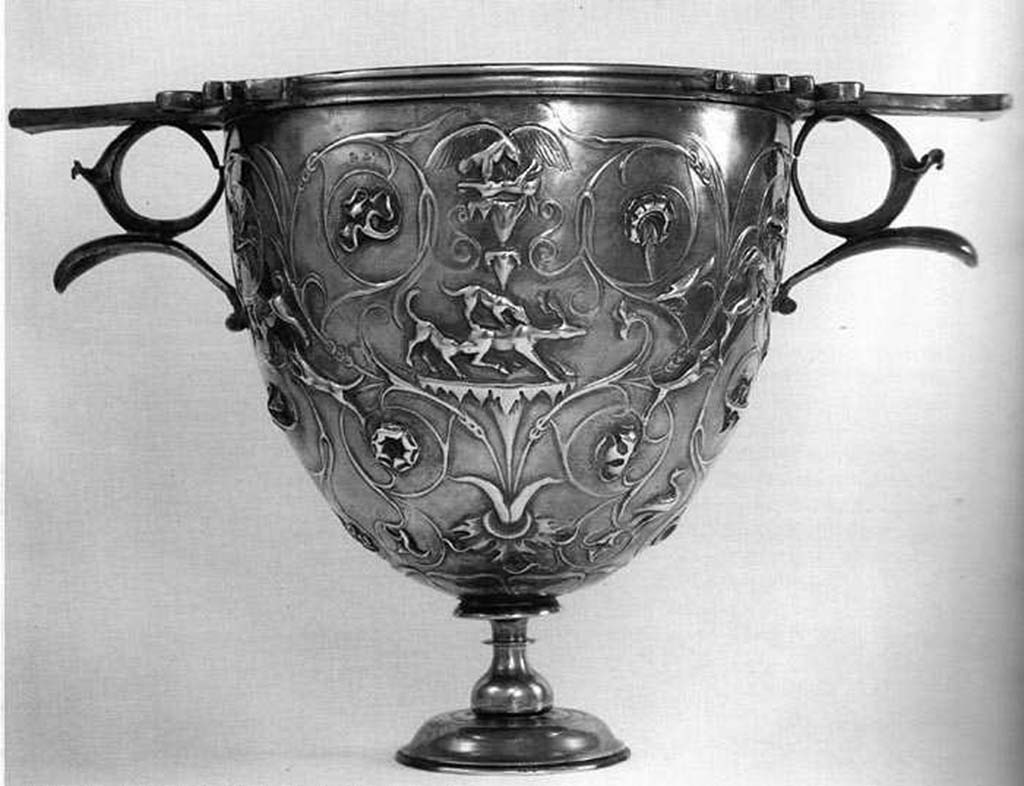 Villa della Pisanella, Boscoreale. Boscoreale silver. One of a pair of silver Cantharus decorated with floral scrolls and animal fights; eagle skinning a hare; dogs attacking a deer.
Vase à mêler le vin, orné de rinceaux avec poursuites d'animaux : aigle dépeçant un lièvre; chiens forçant un cerf.
Now in the Louvre, inventory number BJ1907.
Voir/See De Villefosse H., 1899. L'argenterie et bijoux d'or du trésor de Boscoreale description des pièces conservées au Musée du Louvre: Monuments et Memories 5 1899 with supplement 1902, pl. IX.