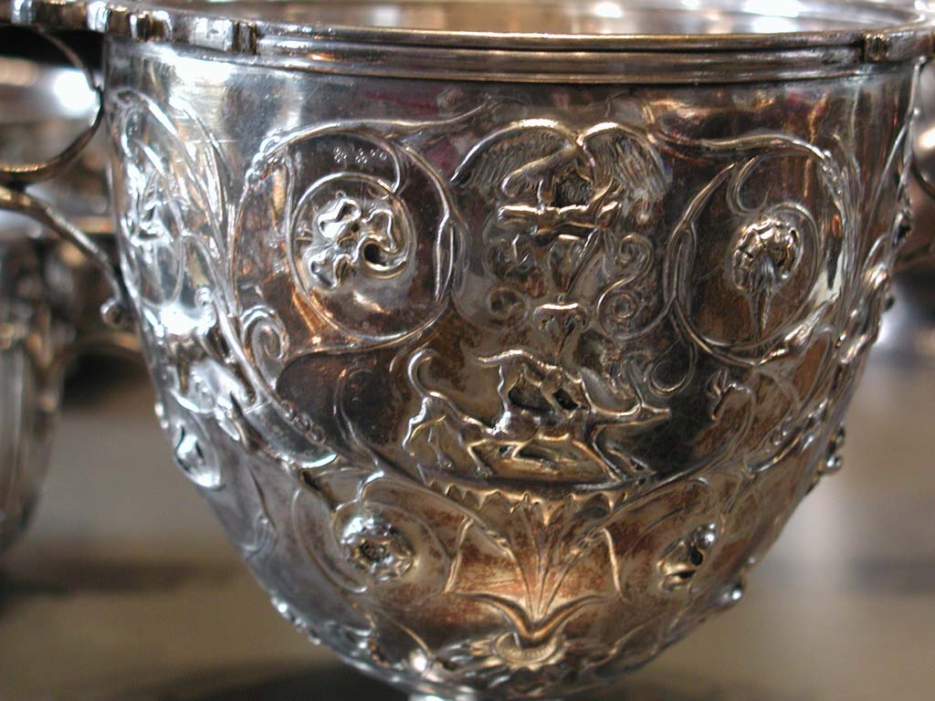 Villa della Pisanella, Boscoreale. Boscoreale silver. Detail of silver Cantharus decorated with floral scrolls and animal fights.
Détail de Canthares argenté à décor de rinceaux floraux et combats d'animaux
Now in the Louvre, inventory number BJ1907.
Voir/See De Villefosse H., 1899. L'argenterie et bijoux d'or du trésor de Boscoreale description des pièces conservées au Musée du Louvre: Monuments et Memories 5 1899 with supplement 1902, pl. IX.